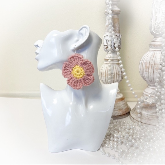Handmade Boho Blush Daisy Crochet Drop Earrings - Picture 1 of 8
